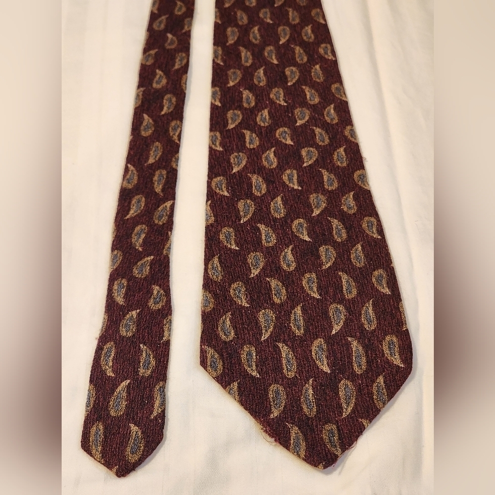 Perry Ellis Men's Paisley 100% Silk Tie in Rich Brown and Gold